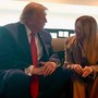 G7, Trump: "Meloni mi ha implorato di fare foto con lei, mi ha fatto pena"