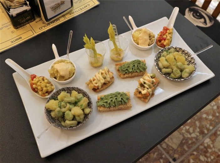 Albenga: il sommelier Massimiliano Moroni riapre l'antico Caffè Testa e lo trasforma in elegante e moderno winebar