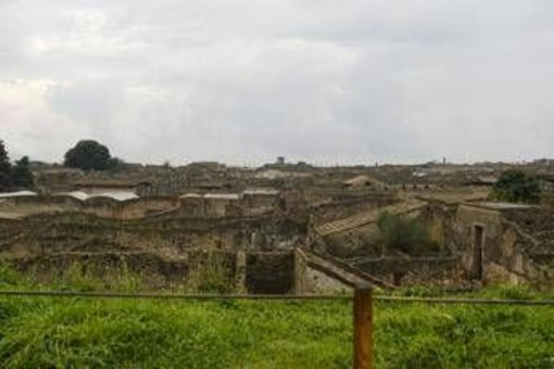 Pompei, si finge guida turistica e abusa di un 17enne in domus chiusa al pubblico: arrestato guardiano del Parco Pompei, si finge guida turistica e abusa di un 17enne in domus chiusa al pubblico: arrestato guardiano del Parco