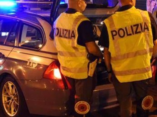 Roma, 23enne su auto a noleggio non si ferma all’alt e si schianta contro autobus