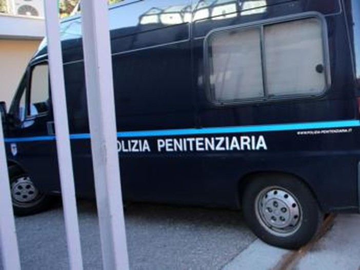 Sanremo, droga e telefonini in carcere: 100 indagati