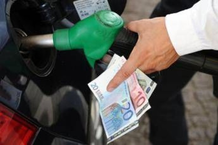 Carburanti, prezzi oggi: diesel oltre i 2 euro/litro, benzina sfonda quota 1,8 Carburanti, prezzi oggi: diesel oltre i 2 euro/litro, benzina sfonda quota 1,8