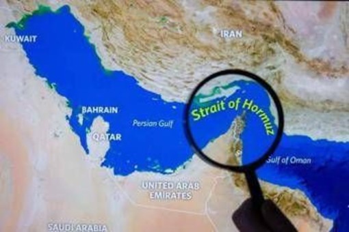 Iran, nave commerciale a Hormuz colpita da "proiettile non identificato": ferito membro dell'equipaggio Iran, nave commerciale a Hormuz colpita da "proiettile non identificato": ferito membro dell'equipaggio