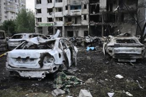 Ucraina, missili della Russia su Kiev nella notte: 8 morti Ucraina, missili della Russia su Kiev nella notte: 8 morti