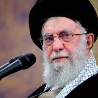 Iran, Khamenei agli Usa: "Navi da guerra nel Golfo? Più pericolosa l'arma che può affondarle"