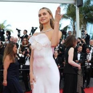 Laila Hasanovic conquista Cannes, la fidanzata di Sinner sfila con l'abito da 'sposina'