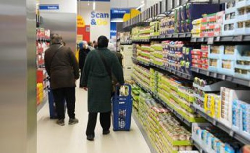 Inflazione, caldo, sanità e bollette: le preoccupazioni degli italiani secondo Spin Factor