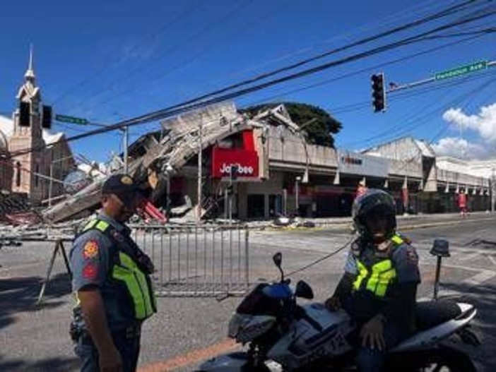 Terremoto magnitudo 7.8 nelle Filippine, 15 morti e oltre 100 feriti: scatta allarme tsunami Terremoto magnitudo 7.8 nelle Filippine, 15 morti e oltre 100 feriti: scatta allarme tsunami