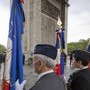 Francia, polizia spara a uomo armato di coltello all'Arc de Triomphe Francia, polizia spara a uomo armato di coltello all'Arc de Triomphe