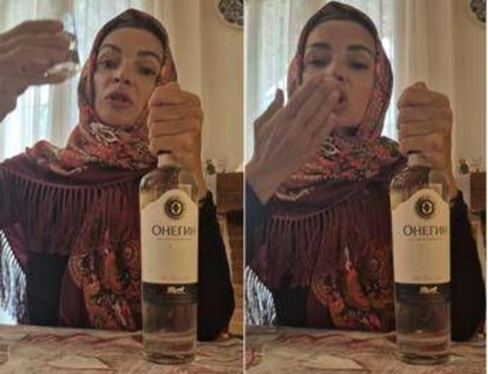 "Un saluto a Putin", la gag social della moglie di Vannacci "Un saluto a Putin", la gag social della moglie di Vannacci