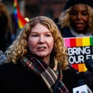 Trump rimuove la bandiera arcobaleno del Pride dal monumento per i diritti Lgbt di Stonewall Trump rimuove la bandiera arcobaleno del Pride dal monumento per i diritti Lgbt di Stonewall