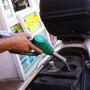 Carburante annacquato, irregolare un distributore su cinque. Pd: "Governo intervenga". Lega: "Bene controlli Gdf"