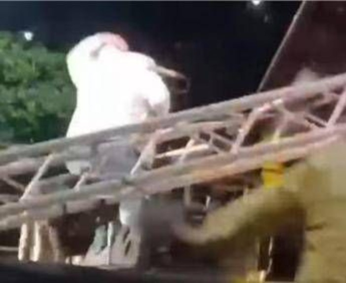 Crolla struttura luci a concerto nel salernitano, paura per Raphael Gualazzi Crolla struttura luci a concerto nel salernitano, paura per Raphael Gualazzi