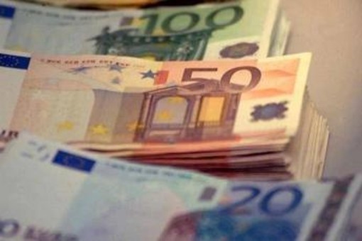Senzatetto trova 4mila euro in una valigetta e... li distribuisce ai passanti Senzatetto trova 4mila euro in una valigetta e... li distribuisce ai passanti