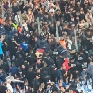 Roma-Slovan Bratislava, scontri tra polizia e tifosi nel settore ospiti