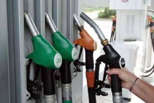 Caro carburanti, Eni fissa un tetto al prezzo di benzina e gasolio. Il governo: "Atto lodevole"