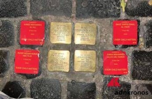 Roma, adesivi rossi con i nomi dei morti di Gaza accanto alle pietre d'inciampo