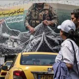 Iran, continua blocco navale a Hormuz: Usa ordinano a 31 navi di invertire la rotta. Pentagono: via il Segretario alla Marina Phelan - Diretta