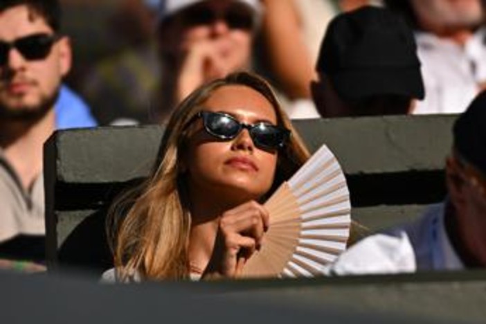 Laila Hasanovic esulta e abbraccia Sinner, festa tra fidanzati a Wimbledon