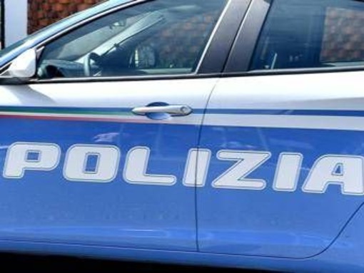 Paura a Roma, nuda e armata di coltello minaccia passante: bloccata con taser e portata in ospedale Paura a Roma, nuda e armata di coltello minaccia passante: bloccata con taser e portata in ospedale