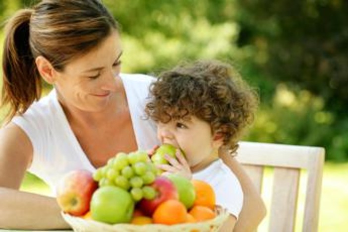 Caldo e bambini, il menù anti-afa dei pediatri: "Più acqua, frutta e pasti leggeri" Caldo e bambini, il menù anti-afa dei pediatri: "Più acqua, frutta e pasti leggeri"