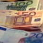 Senzatetto trova 4mila euro in una valigetta e... li distribuisce ai passanti