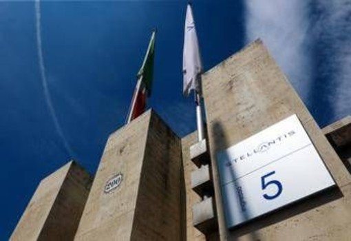 Stellantis, cassa integrazione a Mirafiori dal 19 al 30 ottobre su linea 500 elettrica e ibrida Stellantis, cassa integrazione a Mirafiori dal 19 al 30 ottobre su linea 500 elettrica e ibrida