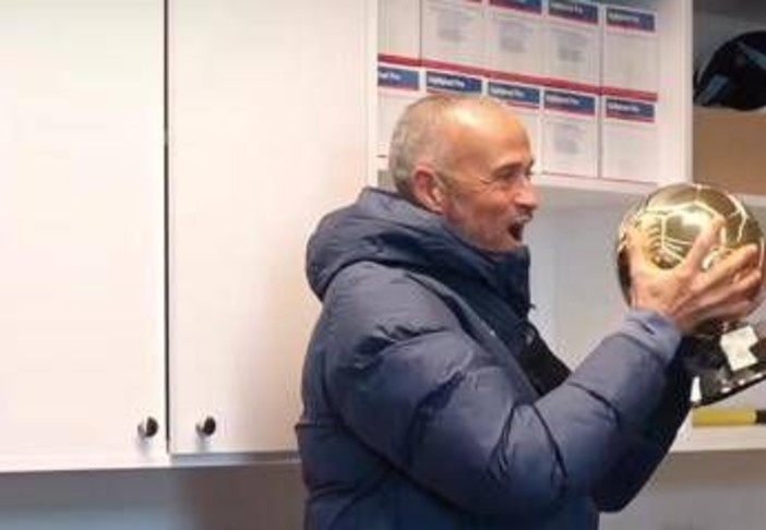 Luis Enrique 'ruba' il Pallone d'oro a Dembélé: il video della festa in casa Psg Luis Enrique 'ruba' il Pallone d'oro a Dembélé: il video della festa in casa Psg