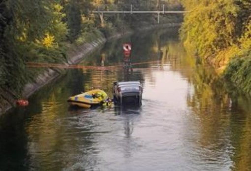 Tragedia a Senago, auto con 9 giovani a bordo finisce in un canale: tre morti Tragedia a Senago, auto con 9 giovani a bordo finisce in un canale: tre morti