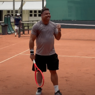 Ronaldo il Fenomeno sorprende anche nel tennis: il video in campo conquista pure Djokovic