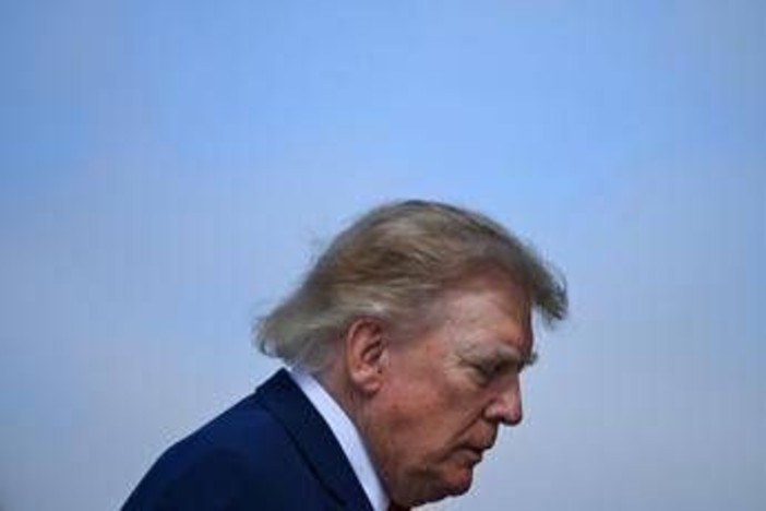Trump e la confessione: "Mi trucco pochissimo, faccio da solo: non voglio sembrare morto"