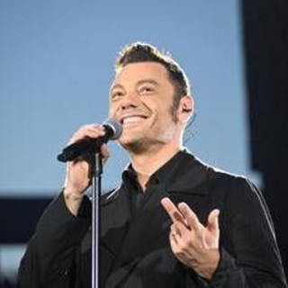 Sanremo 2026, Tiziano Ferro super ospite della prima serata: 25 anni di 'Xdono'