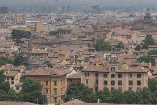 A Bologna pipe gratuite per il consumo di crack, è polemica per l'iniziativa del Comune