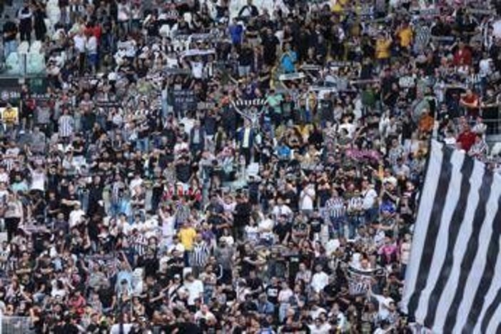 Juve-Atalanta, curva bianconera non rispetta minuto di silenzio per Mazzola e volta le spalle al campo Juve-Atalanta, curva bianconera non rispetta minuto di silenzio per Mazzola e volta le spalle al campo