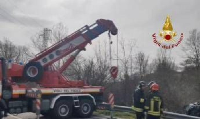 Incidente a Pordenone, bus di studenti finisce in un fosso: 3 feriti