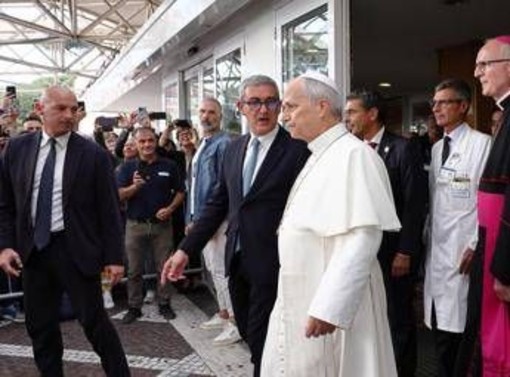 Papa, il chirurgo rassicura: "Pieno recupero in 10 giorni, non ci sono motivi per rinviare il viaggio in America Latina"