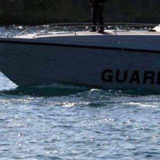 Bimba si tuffa da catamarano e si ferisce alla testa, salvata nelle acque davanti a Palmarola