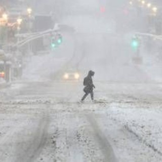 Tempesta di neve a New York, record storico dal 1963: oltre 40 milioni di persone in allerta