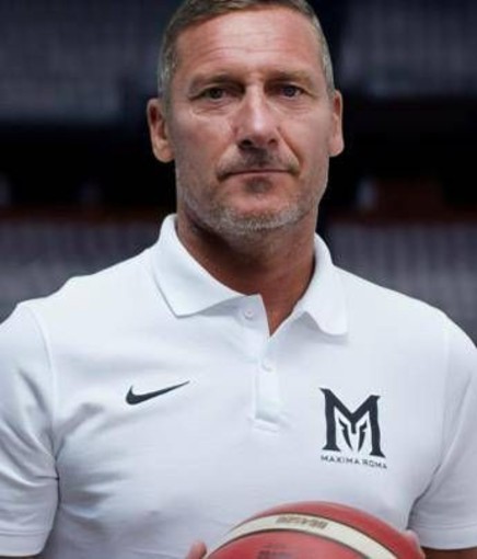 Totti si dà al basket advisor della Maxima Roma di basket: "Volevo una nuova sfida" Totti si dà al basket advisor della Maxima Roma di basket: "Volevo una nuova sfida"