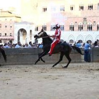 Palio Siena, la Contrada della Giraffa vince la terza prova