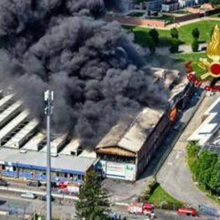 Torino, maxi incendio a Beinasco: evacuate case vicine. Sindaco: "Tenete chiuse le finestre"