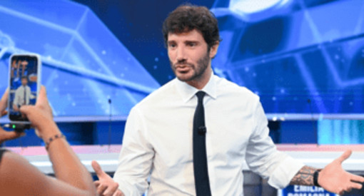 Sanremo 2027, De Martino cambia le regole: voto online ed Eurovision, 24 Big in gara e paletti su Ia Sanremo 2027, De Martino cambia le regole: voto online ed Eurovision, 24 Big in gara e paletti su Ia
