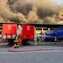 Milano, incendio in un capannone Bartolini e esplodono camion: città 'avvolta' dal fumo