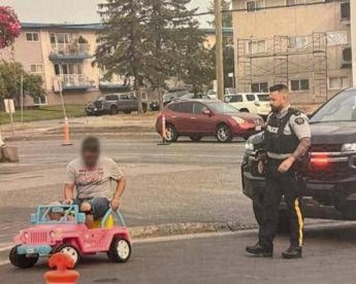 Guida la jeep di Barbie in strada, arrestato: "Non volevo andare a piedi"