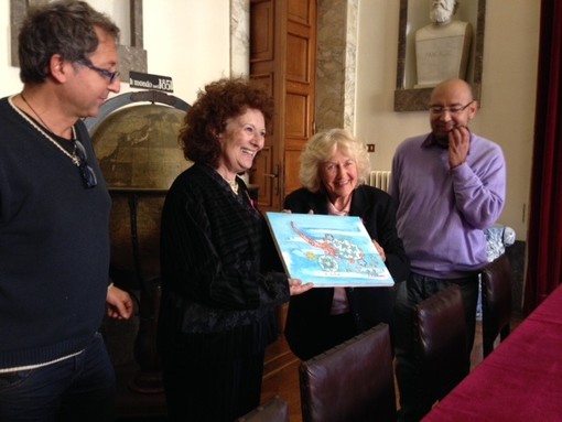 Renata Minuto presenta la sua opera a Roberto Giannotti, Wally De Pirro e Sergio Lugaro Renata Minuto presenta la sua opera a Roberto Giannotti, Wally De Pirro e Sergio Lugaro