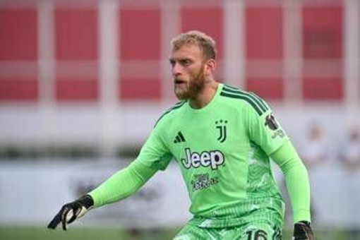 Juve-Inter, tifosi bianconeri contro Di Gregorio: "È un disastro, serve un nuovo portiere" Juve-Inter, tifosi bianconeri contro Di Gregorio: "È un disastro, serve un nuovo portiere"