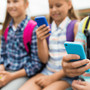 Ue, nuove regole sui social per i minori: niente account autonomi prima dei 15 anni