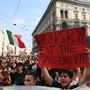 Milano, bottiglie e oggetti contro la polizia: corteo 'Italia in Piazza' spezzato in due