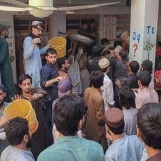 Pakistan, crolla il tetto di una scuola a Peshawar: 28 morti e 30 feriti Pakistan, crolla il tetto di una scuola a Peshawar: 28 morti e 30 feriti