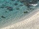 Niente ombrellone se hai tra 10 e 65 anni, il mondo guarda la Sardegna. E la regola divide turisti e ambientalisti